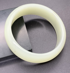 圈口54和田玉韩料白玉手镯微黄色调有微瑕jadebracelet1042