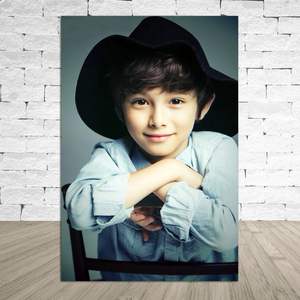 帅气小男孩丹尼斯凯恩海报混血男宝宝写真照片孕妈妈胎教房间贴画