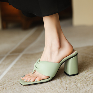 【还素】高跟夹趾拖鞋女外穿粗跟真皮人字拖新款绿色夏季性感凉拖