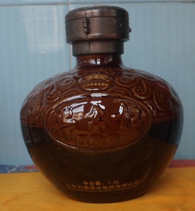 收藏酒瓶 山东万德枣木杠浮雕酒瓶高19厘米容量1.5l原物拍照ff