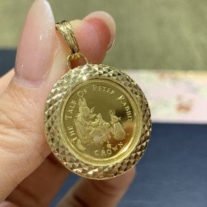 上新日本一款一件18k镶嵌24k足金金币吊坠复古猫咪彼得兔熊猫女王