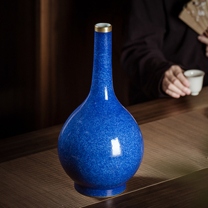 蓝色陶瓷釉花瓶