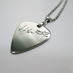 axl rose 枪花主唱 签名 枪炮与玫瑰 个性拨片项链 摇滚手工