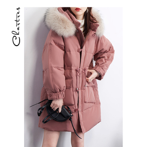 豆沙色羽绒服女