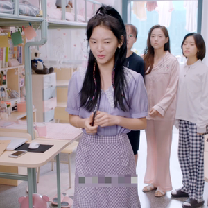 机智的上半场章若楠皇甫淑敏同款衣服蕾丝娃娃领长袖衬衫格子半裙