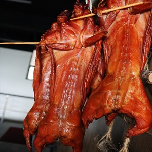 烟熏兔子500g五香腊兔子肉四川特产熏制腊肉下酒菜整块腊兔腌肉