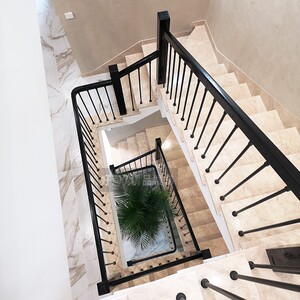 成都极简现代简约楼梯扶手栏杆圆管铁艺家用室内别墅橡木扶手定制