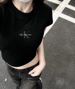 正品CK Jeans短袖夏季女士短款上衣紧身螺纹印花正肩性感修身t恤