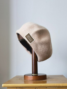 秋冬日本款针织羊毛混纺小皮牌装饰女休闲日搭贝蕾帽画家帽时装帽