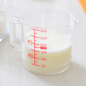 日本进口带刻度塑料量杯耐热透明带柄烘焙奶茶牛奶面粉计量杯烧杯