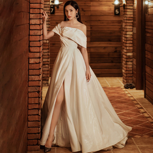 不规则一字肩极简轻婚纱新娘户外婚拍法式优雅缎面高开叉性感礼服
