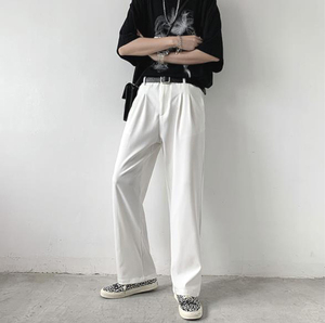 配白色裤子的鞋