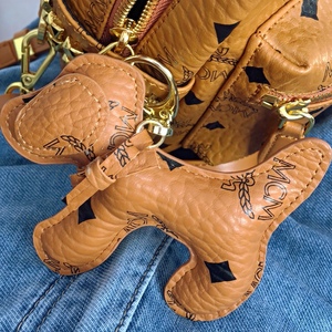 适用m-mcm小狗挂包挂钥匙链波士顿双肩包女包pu可爱的百搭钥匙扣