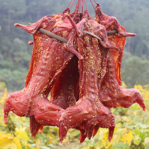 80幻想风中雪淘宝四川特产果木烟熏腊兔农家自制风干兔手撕腊兔肉板