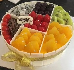 白巧克力围边巧克力水果蛋糕百色市右江区好滋味蛋糕坊