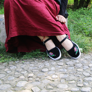 农村媳妇穿手工布鞋图片