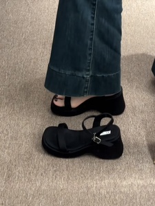 韩国厚底小个子增高黑色凉鞋女夏时尚简约一字带坡跟高跟罗马鞋子