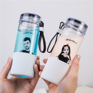 韩版情侣个性头像创意玻璃水杯 硅胶便携手拎茶漏防滑耐热茶杯子