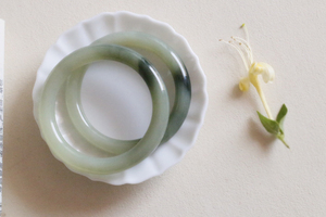 胭脂巷[浓夏]和田玉老俄料 青玉带翠 小圈口圆条镯(51 52)