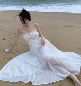 夏季气质感v领白色性感露腰度假洋气别致大裙摆海滩渡假吊带长裙