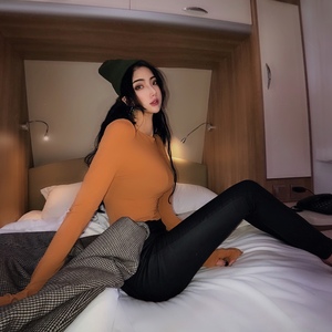 浓眉女侠amyj 春款时尚性感纯色前短后长圆领t恤长袖露指打底衫