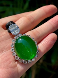 收藏级高端翡翠,玻璃种帝王绿翡翠鸽子蛋吊坠,珠祖母绿翡翠