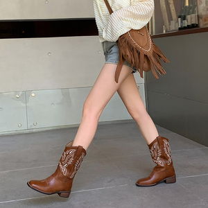 袁圈圈 民族风～牛皮西部牛仔靴女夏方头粗跟刺绣复古v口中筒靴潮