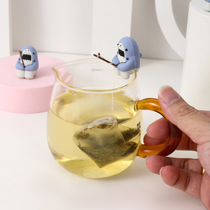 小鱼泡茶挂茶包杯缘公仔小海豹吊茶包呆萌水杯挂件鲨钓泡茶器