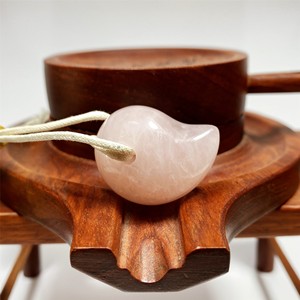 厂家直销 天然粉水晶勾玉车载吊坠包饰diy配饰挂件项链半成品