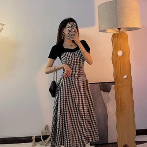 法式复古赫本风格子连衣裙2021女夏季新款泡泡袖气质方领显瘦长裙