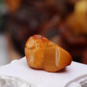 2-5克天然琥珀蜜蜡原石原矿练手小料做实验闻松香diy随机发货