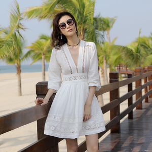 巴厘岛沙滩裙V领性感绣花白色海边度假连衣裙波西米亚短裙仙夏