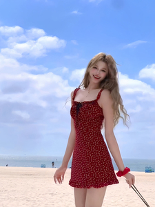 纯欲甜辣风红色波点吊带连衣裙女夏季设计感海边度假辣妹气质短裙