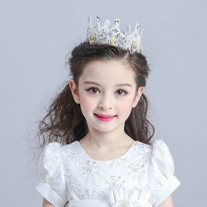 儿童头戴皇冠