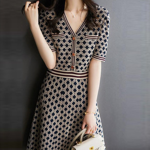 正品哥弟新款女装2022夏季收腰显瘦撞色菱形格纹亮丝针织连衣裙子