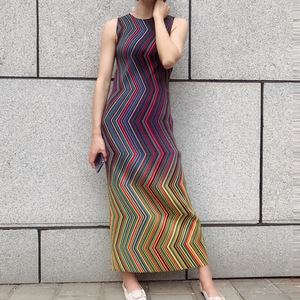 褶皱女装 三宅一生褶皱条纹连衣裙2019欧洲站时尚大码百褶压褶裙