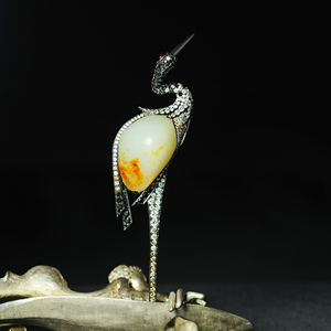 《大树珠宝设计》收藏级高品质老熟和田玉独籽胸针--仙鹤（结缘）