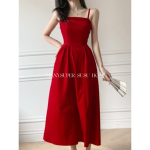 susu home2023秋冬新款收腰法式复古显瘦气质红色丝绒吊带连衣裙