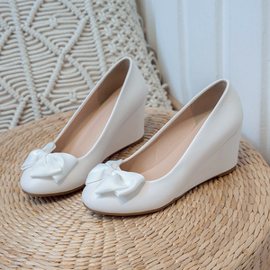 白色蝴蝶结坡跟鞋