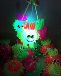 菠萝怪兽带绳子口哨闪光刺球儿童玩具广场公园热卖六一礼品闪跳球