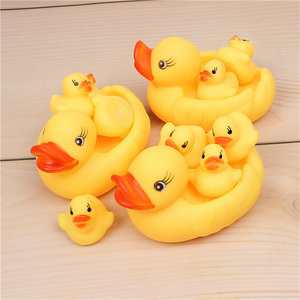 戏水鸭子婴儿洗澡游泳玩具捏捏叫会响叫叫鸭一大三小母子鸭网袋装
