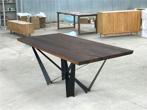 北欧轻奢实木餐桌黑胡桃大板铁架桌LOFT家用原木多功能书桌工业风