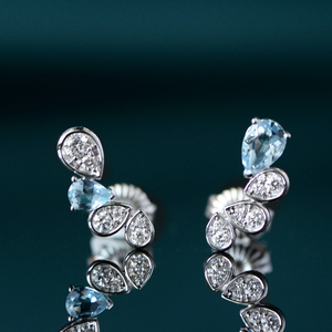 『薇家』经典设计。天然高品质海蓝宝共约46分18k金群镶钻石耳钉