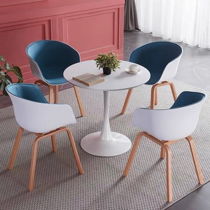 北欧休闲餐椅塑料靠背椅子办公接待洽谈桌椅组合设计师创意实木椅