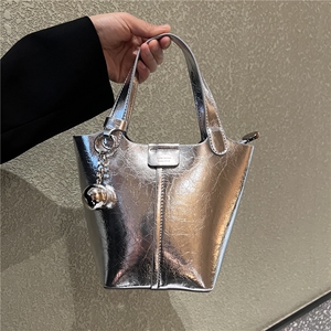 康泰娜真皮女包2024小众设计手提水桶包大容量通勤百搭时尚单肩包