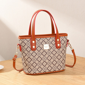 斜挎包女2020新款手拎小包包韩版中年妈妈包单肩零钱水桶包买菜包