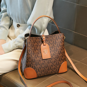 雅格莱诗旗舰店天猫雅格莱诗水桶包2021新款休闲大容量斜挎包高级感