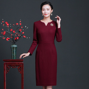 婚礼妈妈礼服高贵中年女喜婆婆儿子结婚加厚冬装洋气羊毛呢连衣裙