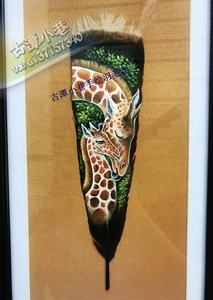 古潭小巷手绘羽毛画 客订特色手艺品在羽毛上画画 长颈鹿母子