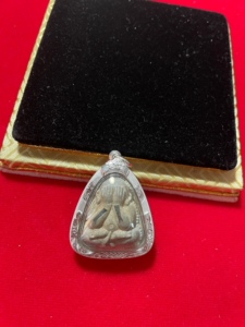 泰国真品佛牌 龙婆坤2537年双银服管小掩面 必达 必打 吊坠